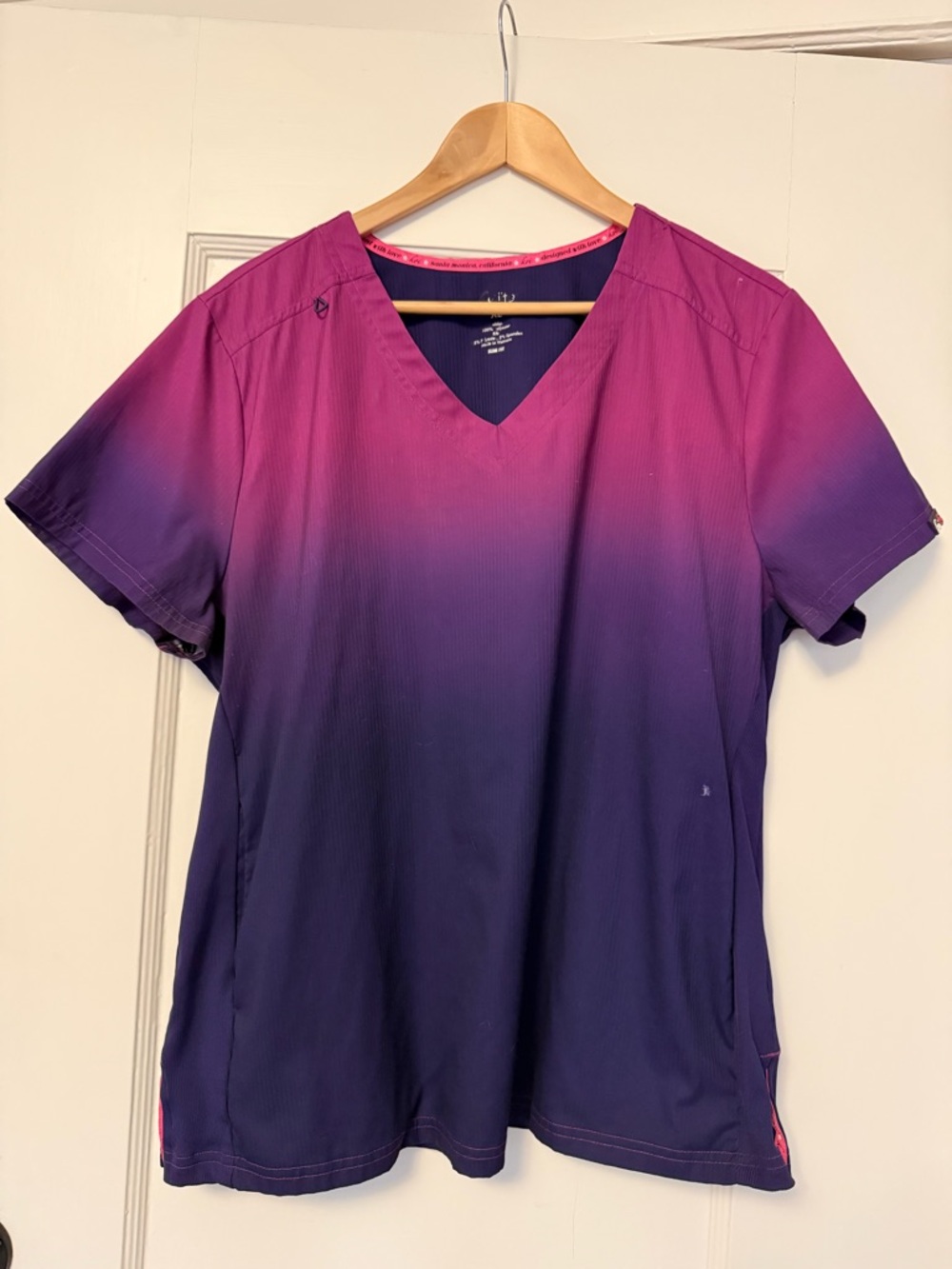 Koi Lite Scrubs Top Women’s Size XL Extra Large Slim Fit Purple Pink Pockets